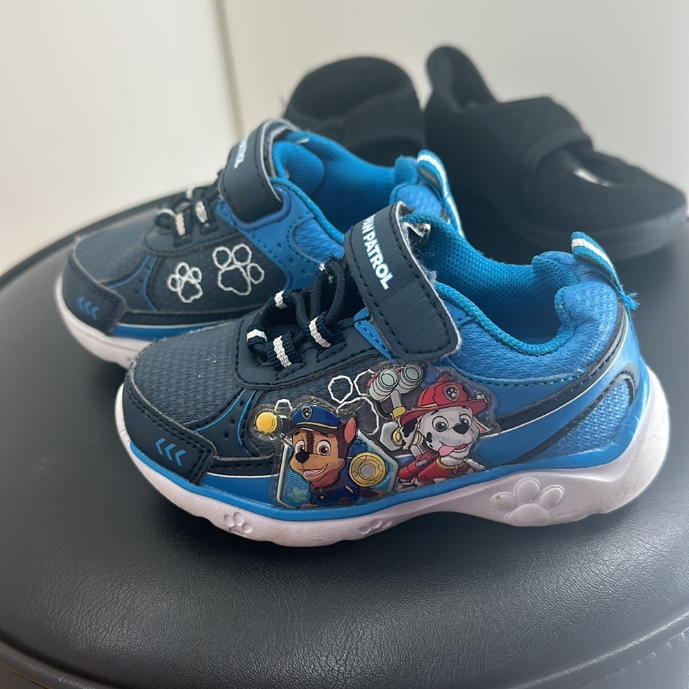 Boys size 6 Paw‎ Patrol sneakers and a size 6 pair of soccer slippers - Picture 4 of 8